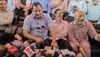 Agriculture Minister Javid Dar visits fruit Mandi Handwara, interacts with growers
