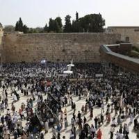 Thousands of Israelis enter Western Wall plaza amid tight security