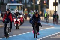 Cyclists urged to wear masks in heavy traffic to cut intake of dangerous pollution
