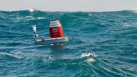 An autonomous sailboat crossed the Atlantic without a crew: it sailed 5,700 km using only solar and wind energy.