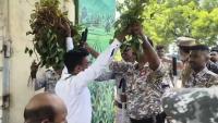 Farmers try to give soyabean stalks to agriculture minister, 3 detained