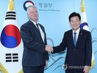 Unification minister calls for fresh start in dialogue with N. Korea during meeting with ex-U.S. envoy
