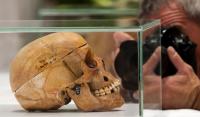 Why are human remains from the colonial era stored in Swiss museums?
