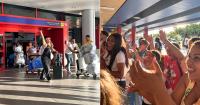 A Cuban woman leaves the airport in Cuba singing and creates an incredible party atmosphere: everyone ends up joining in the chorus