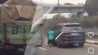Green SM Taxi Driver Dragged 50 Meters Hanging on BYD Car Door in West Jakarta