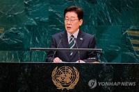 (LEAD) Trump reaffirms commitment to dialogue with N. Korea during summit with Lee: Seoul