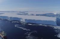 Ice melting accelerated in Greenland and Antarctica: water too warm