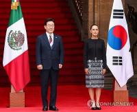 Lee pays respects to patriots of Mexico ahead of summit with Sheinbaum