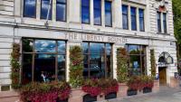 Wetherspoons ‘turning away up to 20 tourists a day’ as scammers use pub for fake Booking.com listing