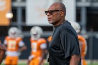 Tennessee football linebackers coach William Inge hospitalized with ‘personal medical issue’ 