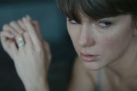 Taylor Swift ditches her signature glam and red lip for surprising makeunder in ‘Patient Zero’ music video
