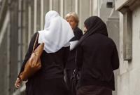 Italy bans burqas & caps foreign students in schools