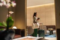 What makes travel free luxurious, according to wealthy Americans?