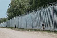 Poland halts asylum claims at Belarus border, urges Europe to follow