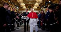 Pope takes up France’s secularity in address to politicians