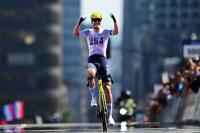 UCI Road World Championships: Ashlin Barry powers to under-23 men's title with 30-kilometre solo attack