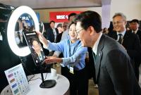 Lee Samples "Han River-Style Ramyeon" at K-Expo in Mexico City