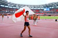 Japanese runner bides time before winning marathon