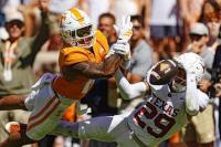 Colin Simmons ties program-record with five sacks as No. 1 Texas beats No. 14 Tennessee 20-17