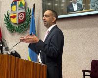 Dangui Oduber questions Minister Wever: “Why can the LNT be bypassed for a Schiphol CEO to make 1.2 million florins, but not for Aruban professionals?”