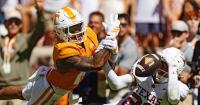Top 25 college football: Simmons ties program record with 5 sacks as No. 1 Texas beats No. 14 Tennessee