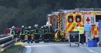 Two deceased and dozens of injured when a bus of Filipino tourists overturned in southern Germany
