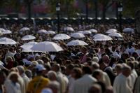 Pope speaks to 800,000 at Mass in Paris