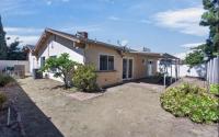 California listing shows dirt backyard with AI staging, and commenters call it 'false advertising'