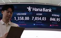 Seoul stocks sink over 2.5 pct on chip losses
