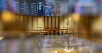 The Ibex 35 consolidates at 19,700 points after rising 1% weekly with oil above 106 dollars.