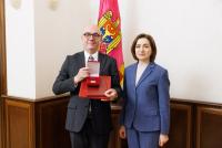 President Maia Sandu decorated the Polish ambassador, Tomasz Kobzdej, with the "Order of Honor" at the end of his mandate