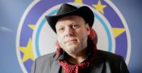 Popular Musician Collapses and Dies Shortly After Taking the Stage