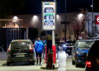 Spain to cap gas price hikes, extend fuel discounts