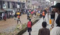 Gunshots, Rain as Residents Loot Food Warehouse in Osogbo