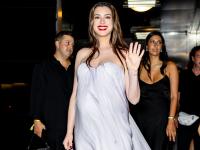 13 of the best maternity fashion moments Anne Hathaway has ever had