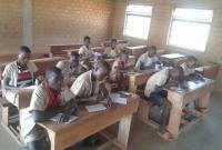 Rumonge : five pupils sharing one bench, the promise of “Zero Improperly Seated Children” wavers