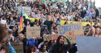College student protest uses 90s hits to draw politicians into listening