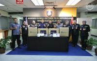 Queen Gifts 200,000 Face Masks To Malaysian Motorcyclists Working In Singapore