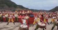 Cultural performances draw holiday crowds at scenic spots nationwide