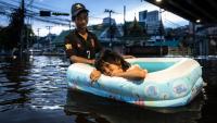 The Week in Pictures: Thailand underwater, French schools on fire, and 700 prisoners walk free across the UK
