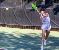 Elon women’s tennis continues to dominate at Phoenix Invitational