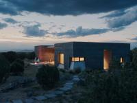 Dreaming of the desert? This book has you covered, from modernist to adobe architecture