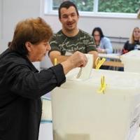 Bosnia votes as wartime ethnic divisions dominate