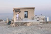 Oman Café Draws Tourists to the Edge of the Strait of Hormuz War