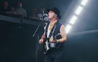 Watch The Libertines’ Pete Doherty break out karaoke cover of Lily Allen’s ‘Smile’ in South Korea