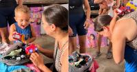 A Cuban child receives toys in Cuba with immense joy, but everyone ended up looking into the background: a detail broke their hearts