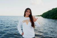 Dominican National Record Holder, #12 in 2028, Jianna Amores Verbally Commits to Tennessee