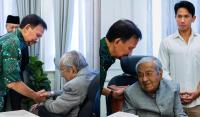 Sultan Hassanal Bolkiah Visits Grieving Dr Mahathir At IJN After F1 Weekend