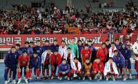(LEAD) S. Korea respond to defender's criticism with mediocre effort in win vs. Uzbekistan
