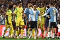 Lionel Messi’s cold reaction to Benin player forcing a selfie after Argentina retirement
